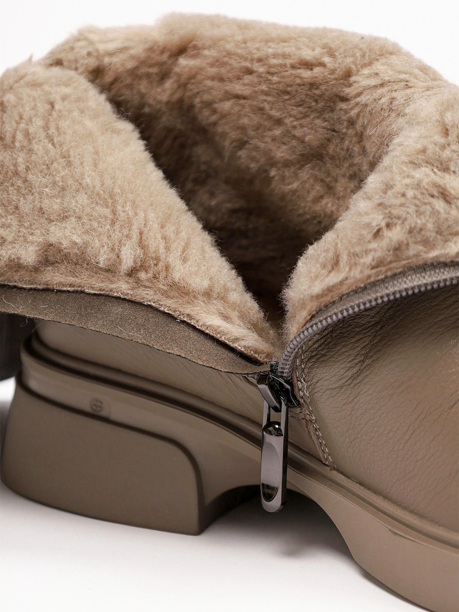 Сапоги серого цвета на среднем широком каблуке с мягкими складками